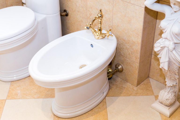 Bidet w toalecie – funkcjonalne i ekonomiczne rozwiązanie 2w1